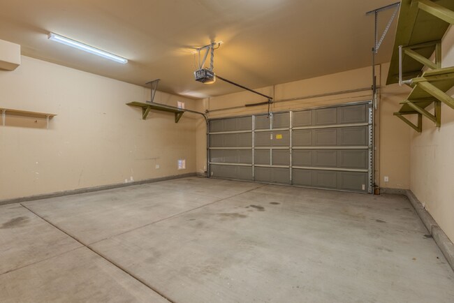 Building Photo - Beautiful home, close to Walmart, Sprouts and much more.