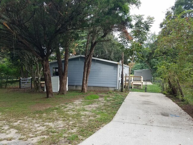 Building Photo - 3 Bed  2 Bath  2 Garage/Workshop and Fenced