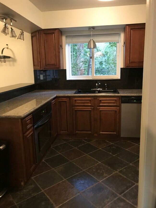 Building Photo - 106 Tulip Tree Ct