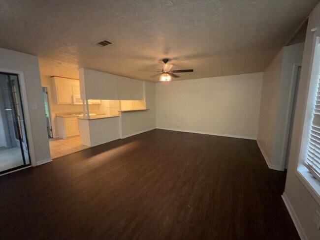 Building Photo - 629 W Ridge Dr