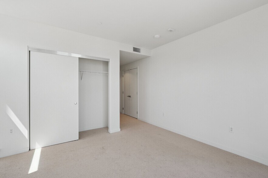 Building Photo - 10 Innes Ct
