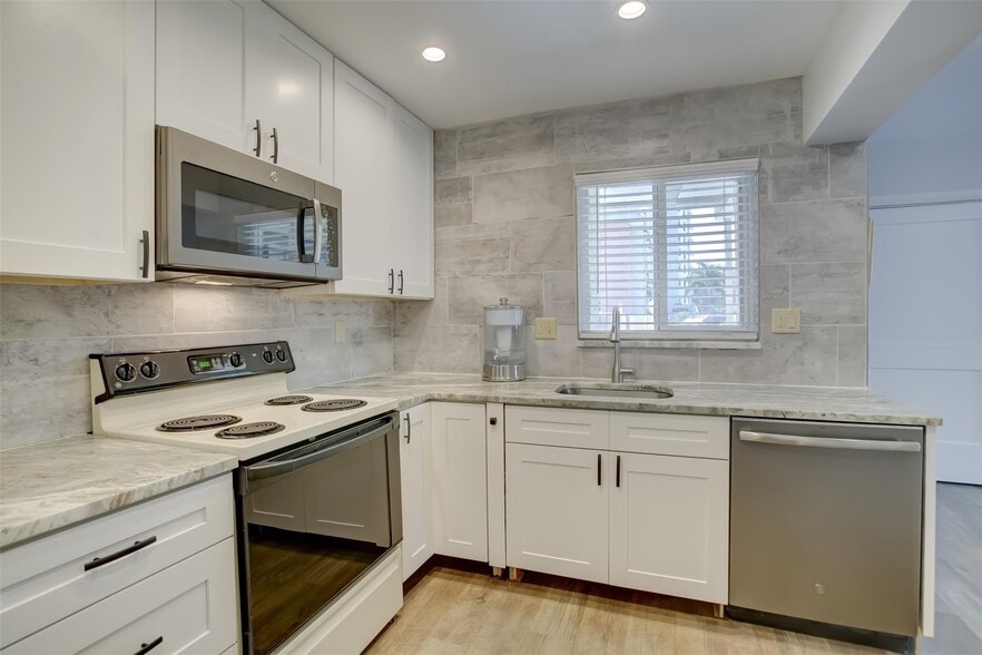 Building Photo - 1450 N Riverside Dr