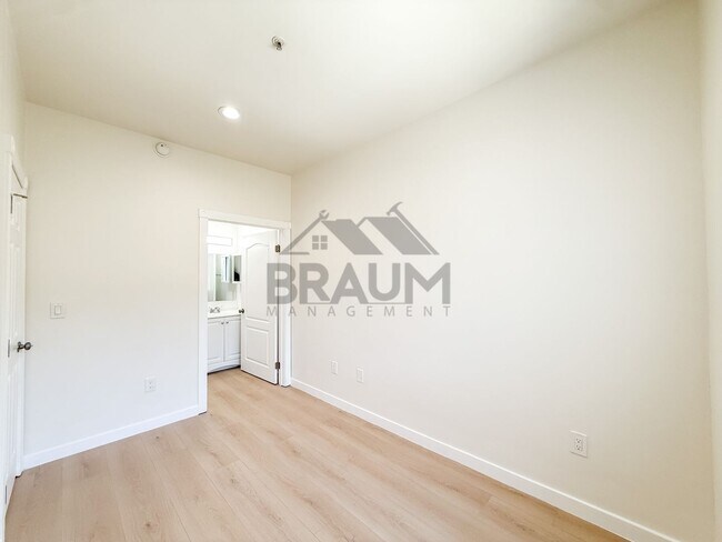 Building Photo - 10849 Fruitland Dr