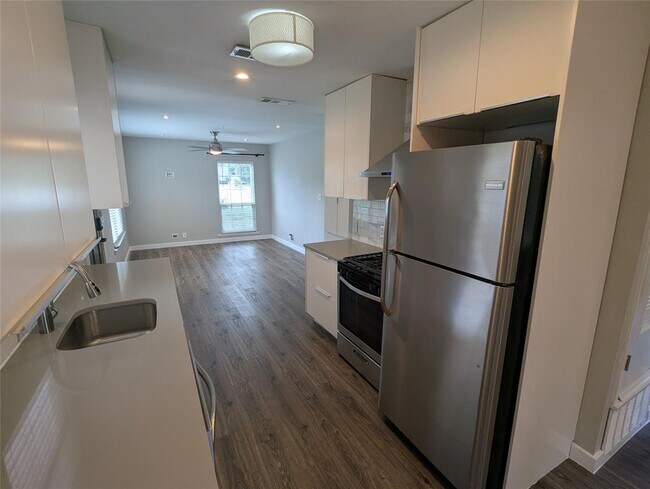 Building Photo - 5806 Glenhollow Path