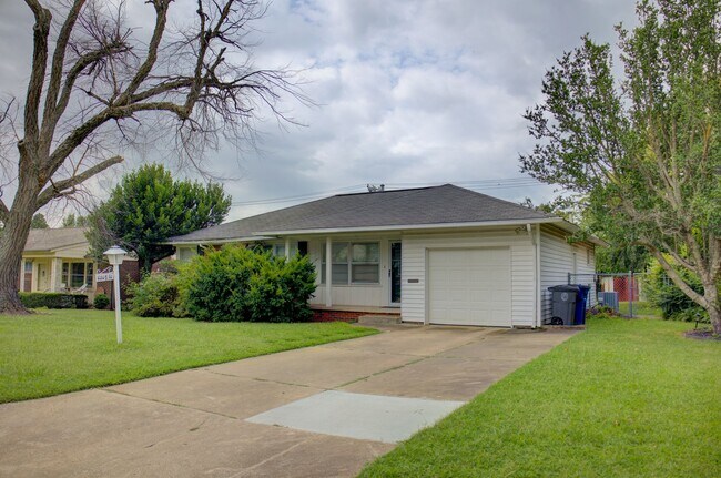 Building Photo - Well Maintained Midtown Home