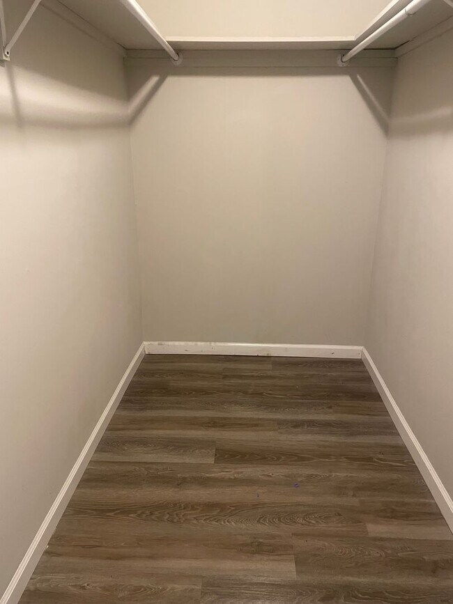 Building Photo - Knoxville 37912 - Spacious 1 bedroom, 1 bath apartment - Contact Lisa Vineyard and Shannon Russel...