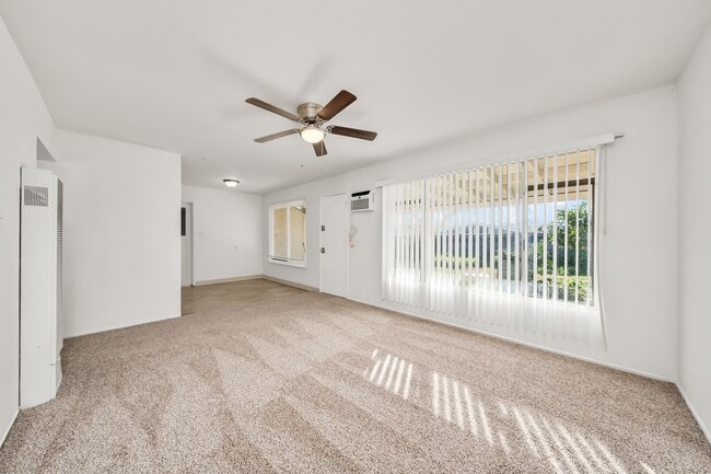 Building Photo - 5733 San Vincente Way