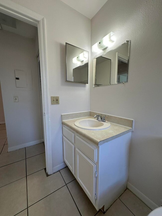 Building Photo - 948 Louisiana Ave