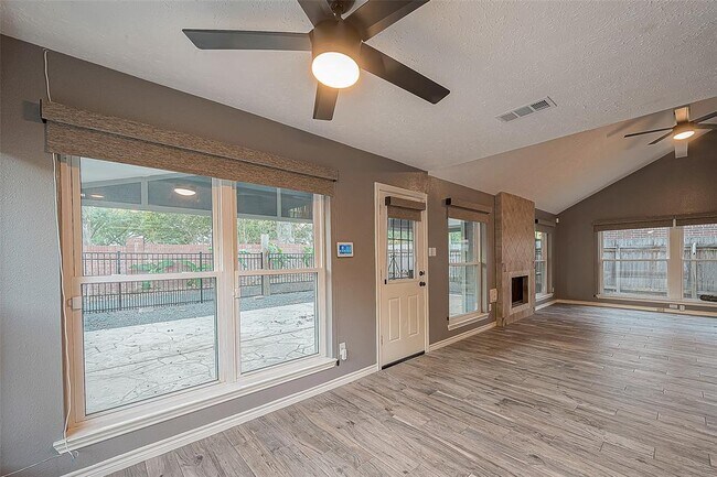 Building Photo - 2122 Courtshire Ln