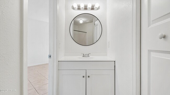 Building Photo - 4114 Holiday Dr