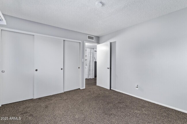 Building Photo - 5871 N 47th Dr