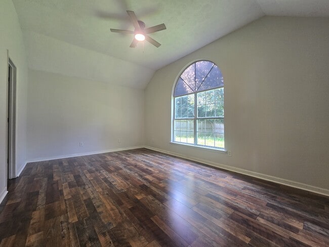 Building Photo - 2112 Spring Hill Cir