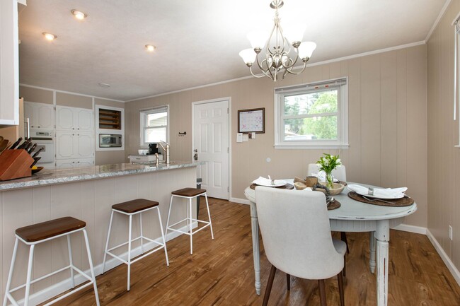 Building Photo - 3BR/2BA Home with Detached Garage – Fletch...