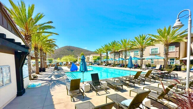 Building Photo - Beautiful "Model" Show Townhome in the Gat...