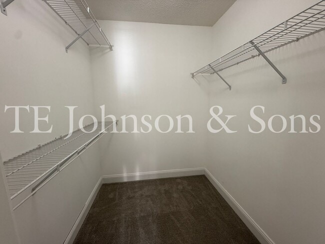 Building Photo - Spacious 3BR Home with Vaulted Ceilings, Gas Logs & Two Car Garage in Winston-Salem