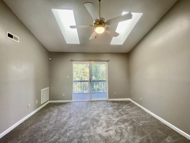 Building Photo - West AVL - Newly Renovated 2/2 Condo