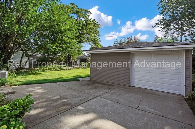 Building Photo - Fully Updated Two Bedroom with Contemporary Style and Comfort Throughout!