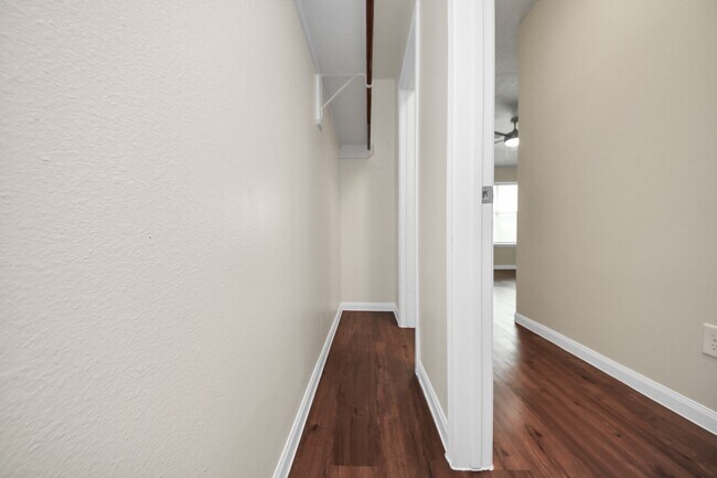 Building Photo - 819 Sun Prairie Dr