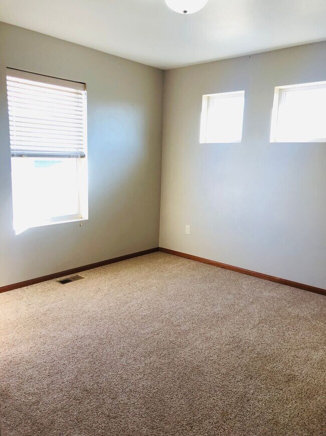 Building Photo - 21 &amp; 23 Hanfield Court