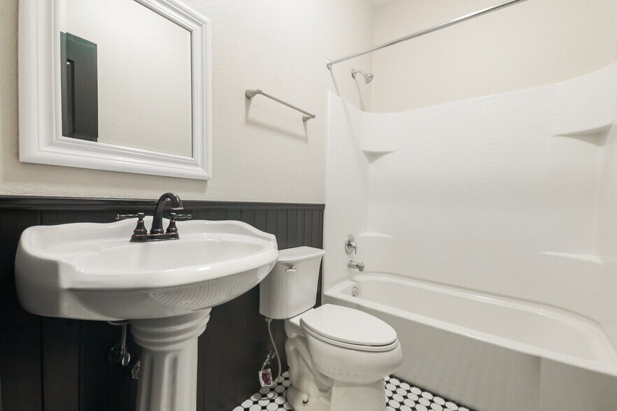 Building Photo - 9136 Benevolent Ct
