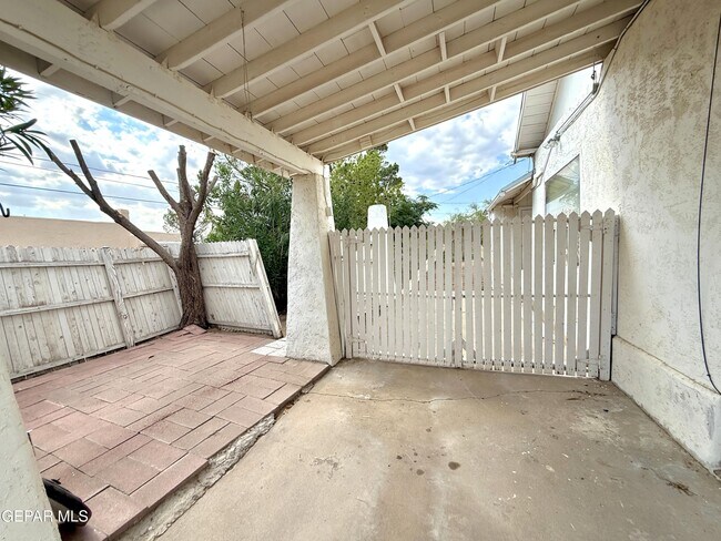 Building Photo - 611 New York Ave