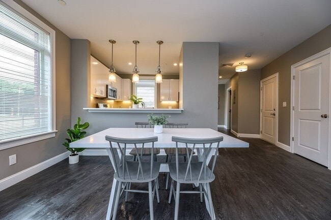 Building Photo - 4945 Washington St