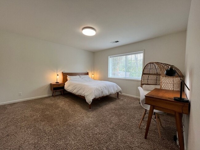 Building Photo - 3685 Fairway Dr