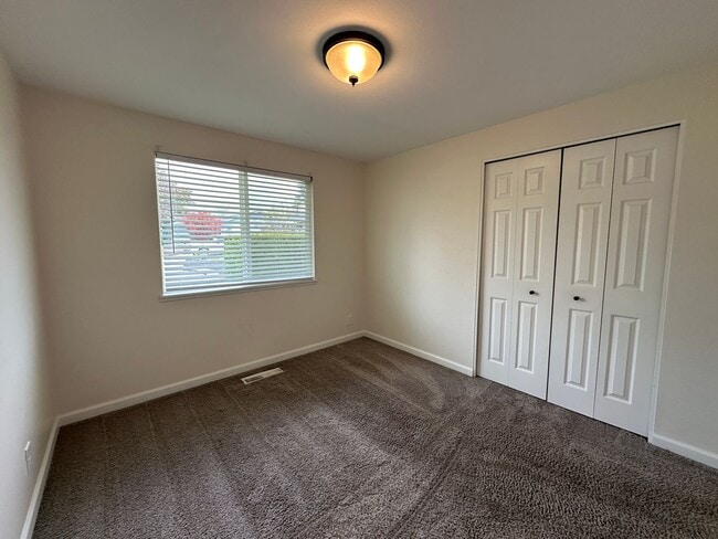 Building Photo - Three Bedroom Home in North Salem with New...