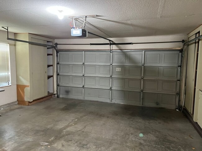 Building Photo - Single story condo located in Cedarbrook's Gated Community!