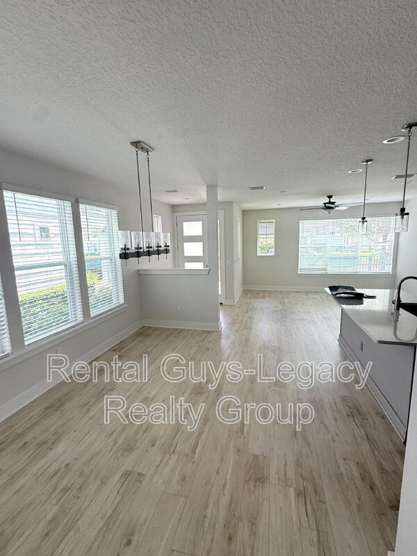 Building Photo - 409 Crestview Dr