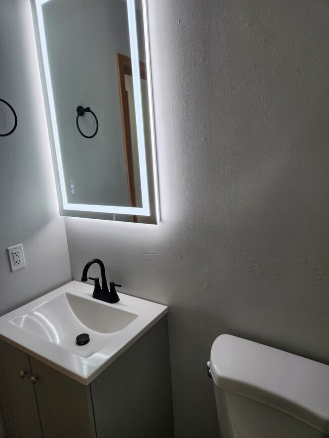 Building Photo - 32 Bellevue Dr