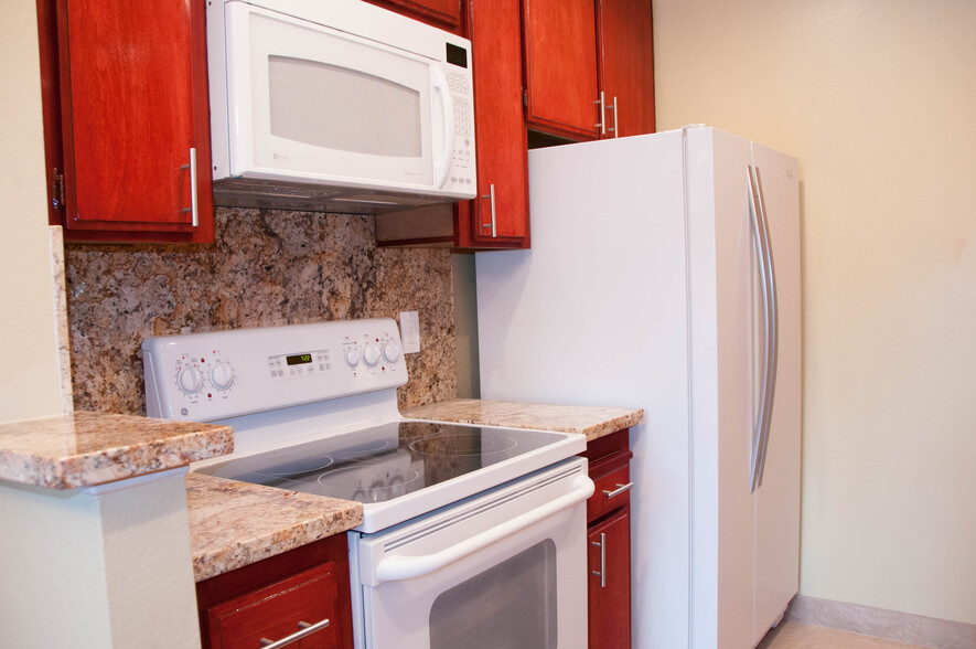 Kitchen with dishwasher - 905 W Middlefield Rd