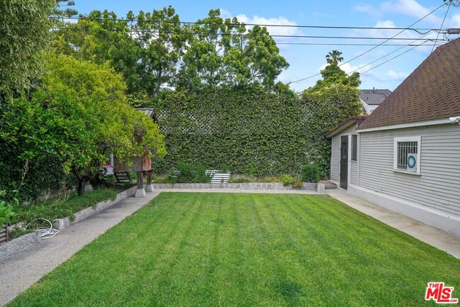 Building Photo - 458 S Citrus Ave