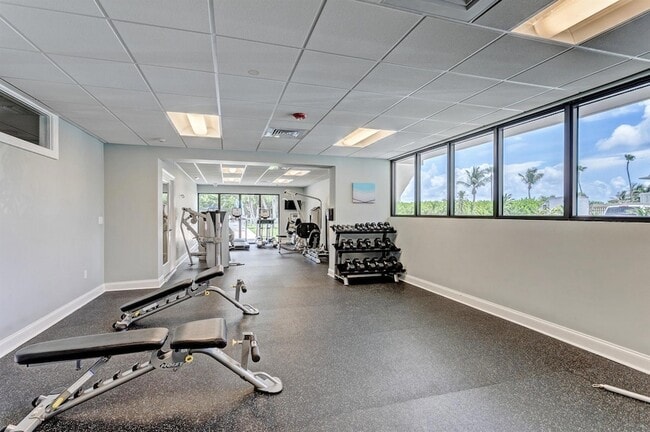 Building Photo - 145 S Ocean Ave