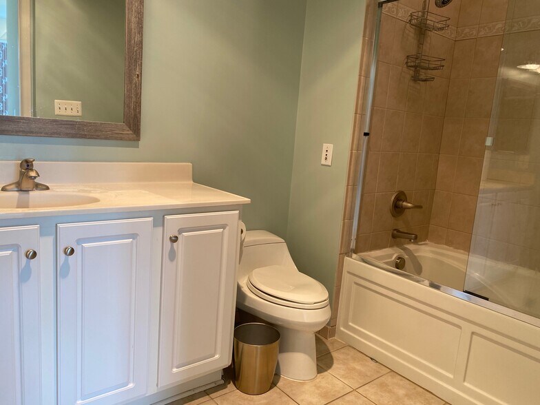 Master bath - 1451 Belmont St NW