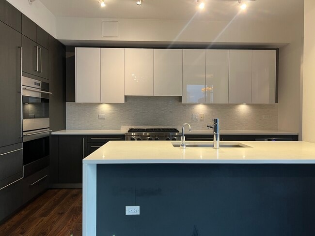 Building Photo - 1201 S Prairie Ave