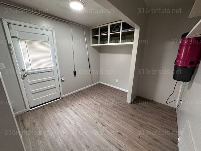Building Photo - $1,195 - 3 bedroom / 1 bathroom - Single Family Home
