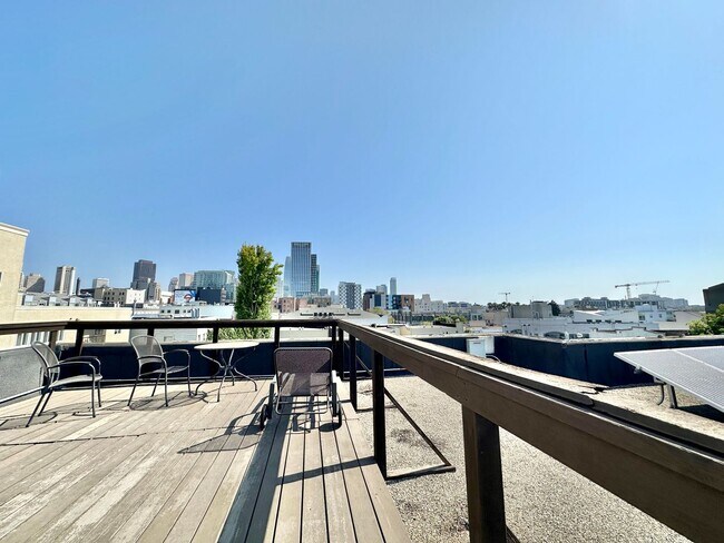 Building Photo - Epic REA: Bright Top Floor Corner Studio w...