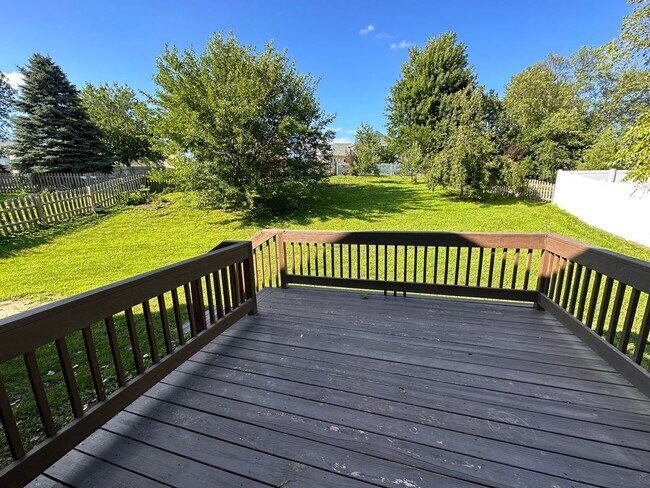 Building Photo - Three bedroom 3 bathroom in popular Bellevue