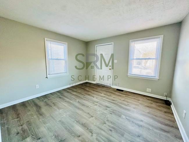 Building Photo - 2 bedroom home in South Louisville now available!