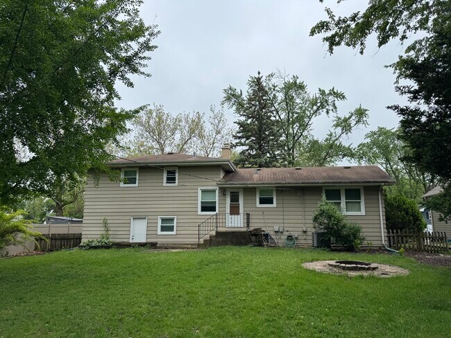 Building Photo - 109 Sandalwood Dr