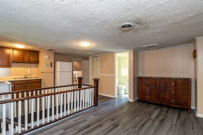 Building Photo - 221 Hawthorne Ave