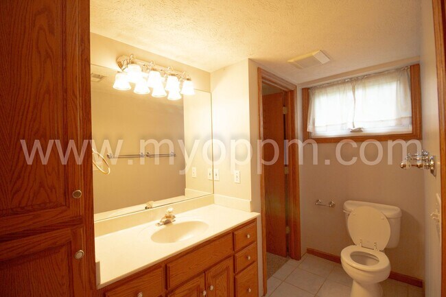 Building Photo - UPDATED 4bedroom Ranch Home!