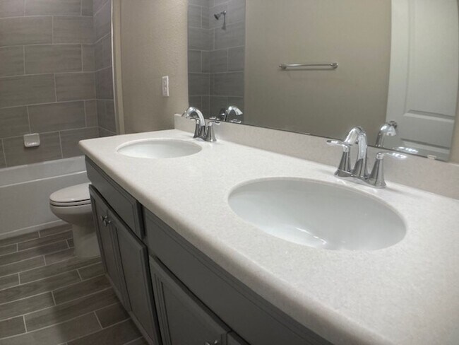 Building Photo - Stylish & Low-Maintenance Living in Oakleaf Community