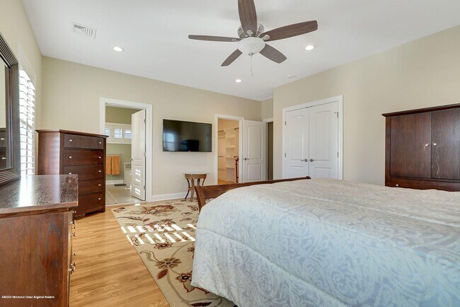 Building Photo - 330 Villa Park Wy