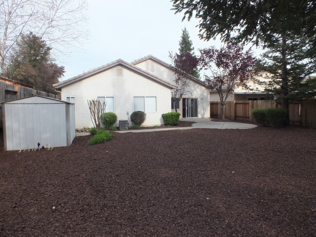 Building Photo - 3/2 1700 sf home within walking to EDH Tow...