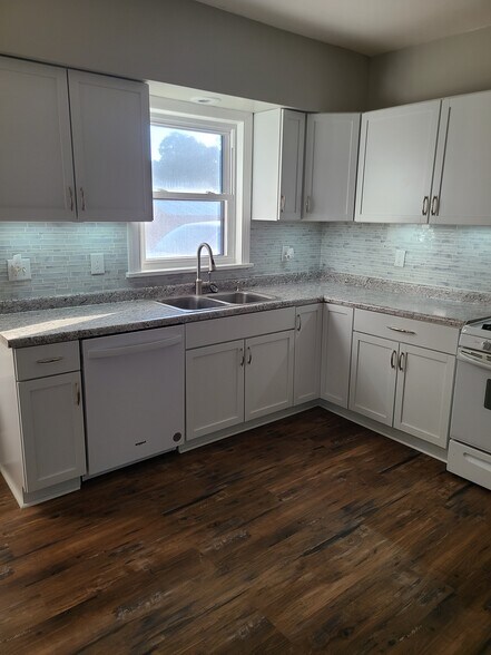 Building Photo - 3981 S Pine Ave