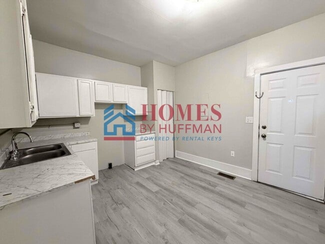 Building Photo - Three Bedroom House | Large Backyard | Deposit Special