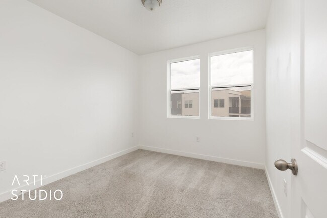 Building Photo - Modern Comfort in Midvale – 3 Bed, 2 Bath ...