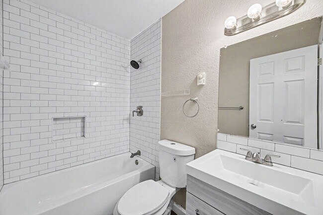 Building Photo - FOR RENT! Beautifully Remodeled 2 Bed/1 Bath Unit – Don’t Miss Out!